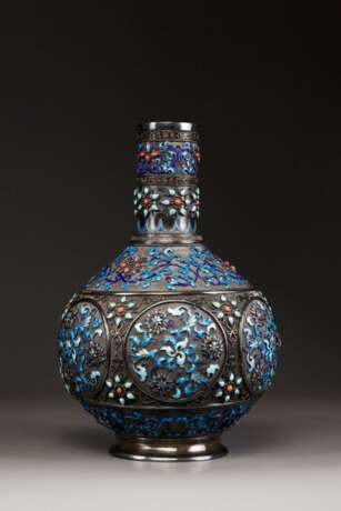 A silver filigree enamelled bottle vase with turquoise - photo 1