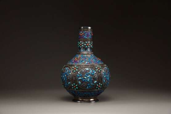 A silver filigree enamelled bottle vase with turquoise - фото 3