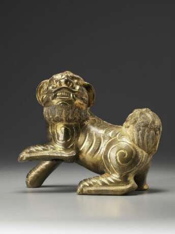 A gilt bronze Buddhist lion - фото 1