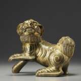 A gilt bronze Buddhist lion - Foto 1