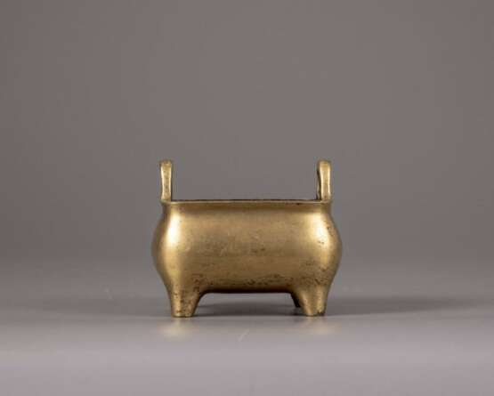 A Chinese gilt bronze rectangular censer - фото 1
