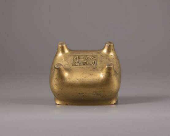 A Chinese gilt bronze rectangular censer - фото 3