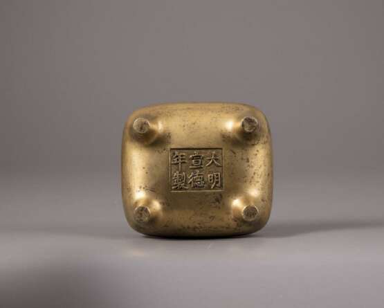 A Chinese gilt bronze rectangular censer - Foto 5