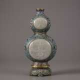 A Chinese white-jade plaque-inlaid cloisonne enamel - Foto 1