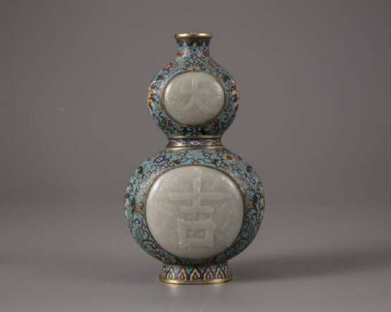 A Chinese white-jade plaque-inlaid cloisonne enamel - фото 3