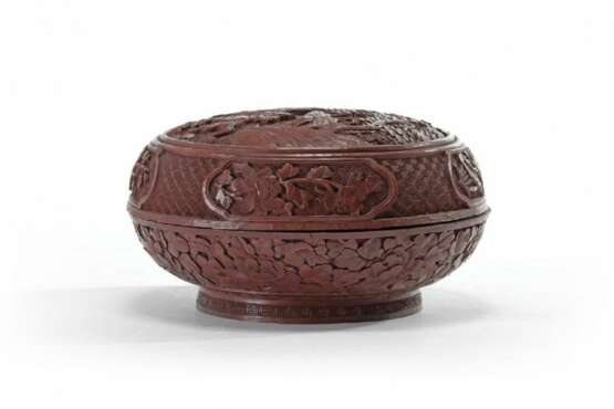 A Chinese cinnabar lacquer circular box and cover - фото 1