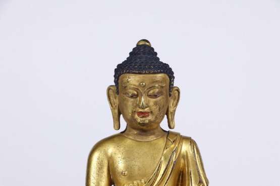 Qing Dynasty Copper gilt Sakyamuni Sitting image - фото 2