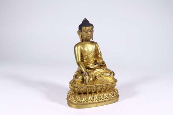 Qing Dynasty Copper gilt Sakyamuni Sitting image - фото 4