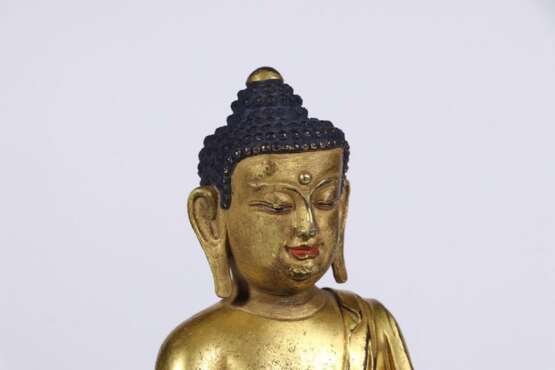 Qing Dynasty Copper gilt Sakyamuni Sitting image - photo 5