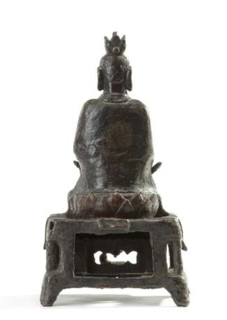A Chinese bronze figure of a dignitary - photo 5