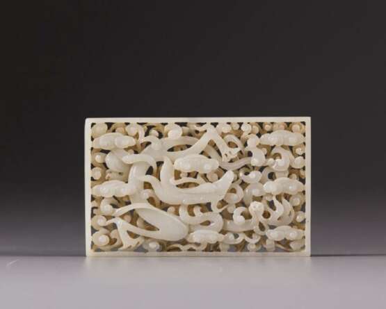 Qing Dynasty A white jade openwork Sculpture ‘dragon’ - photo 1