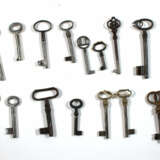 Konvolut antiker Schlüssel. - photo 1