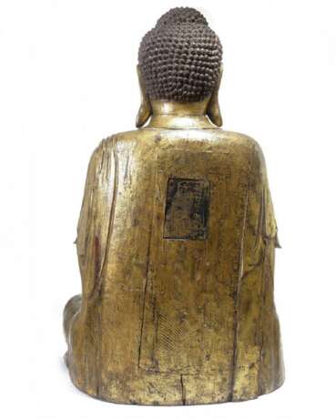 A massive Chinese gilt-lacquered wood Buddha statue - фото 5