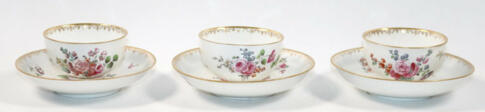 3 Koppchen und Untertassen mit Blumenmalerei. - Now at the auction
