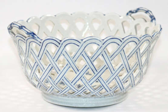 Durchbruchkorb mit Blaumalerei. - photo 2