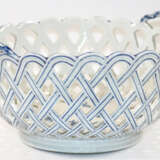 Durchbruchkorb mit Blaumalerei. - photo 2