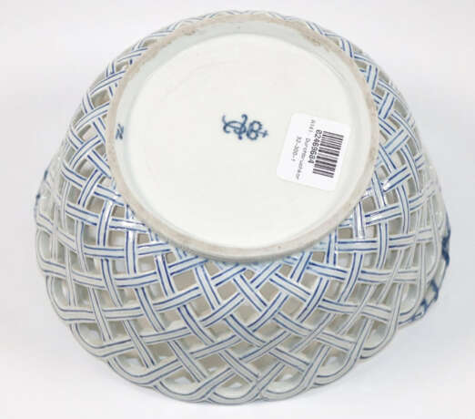 Durchbruchkorb mit Blaumalerei. - photo 3