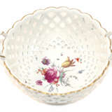 Durchbruchkorb mit Blumenmalerei. - photo 1