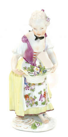 Gärtnerin mit Blumenkorb. - photo 1