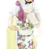 Gärtnerin mit Blumenkorb. - photo 1