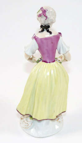 Gärtnerin mit Blumenkorb. - photo 2