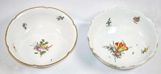 Kaffeekanne und 2 Schalen mit Blumenmalerei - photo 3