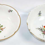 Kaffeekanne und 2 Schalen mit Blumenmalerei - photo 3