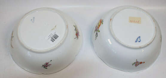 Kaffeekanne und 2 Schalen mit Blumenmalerei - photo 4