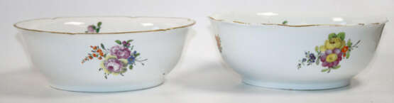 Kaffeekanne und 2 Schalen mit Blumenmalerei - photo 5