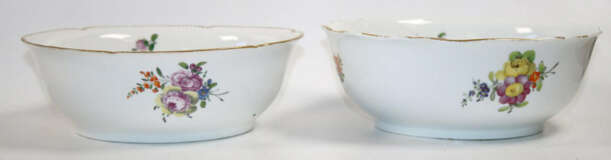 Kaffeekanne und 2 Schalen mit Blumenmalerei - photo 5