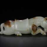 Ming Dynasty Hetian white jade lying horse carving - Foto 5