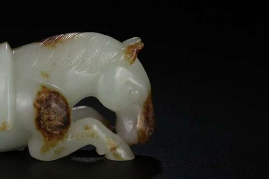 Ming Dynasty Hetian white jade lying horse carving - Foto 6