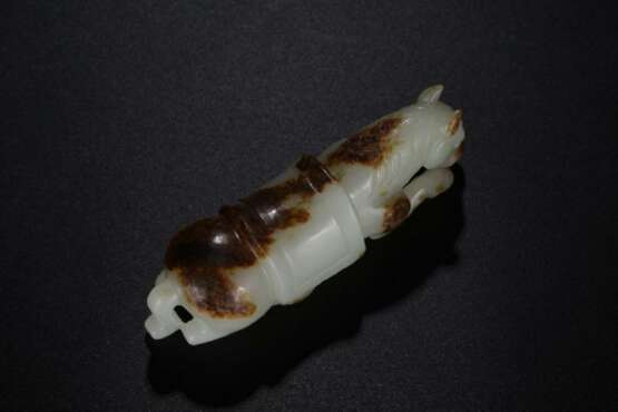 Ming Dynasty Hetian white jade lying horse carving - photo 7