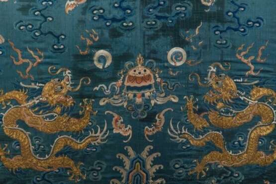 18th Century China Qing Dynasty Silk embroidered five-jawed golden dragon - фото 2