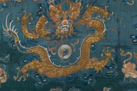 18th Century China Qing Dynasty Silk embroidered five-jawed golden dragon - фото 3