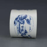Qing Dynasty blue and white porcelain character story pen container - фото 11