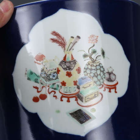 Qing Dynasty Blue Glaze Kirin Pattern Pen Container - фото 3