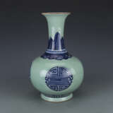 Qing Dynasty green glaze Ruyi pattern ornamental bottle - Foto 1