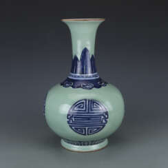 Qing Dynasty green glaze Ruyi pattern ornamental bottle