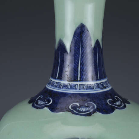 Qing Dynasty green glaze Ruyi pattern ornamental bottle - фото 4