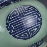 Qing Dynasty green glaze Ruyi pattern ornamental bottle - фото 6