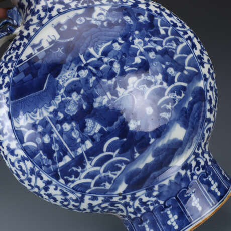 Qing Dynasty Blue and white Character painting flat bottle - photo 7