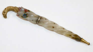 Nadeletui in Regeschnirmform.