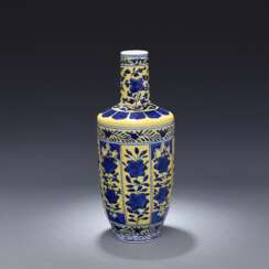 Qing Dynasty Hand Painted Blue and white vase