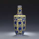 Qing Dynasty Hand Painted Blue and white vase - фото 2