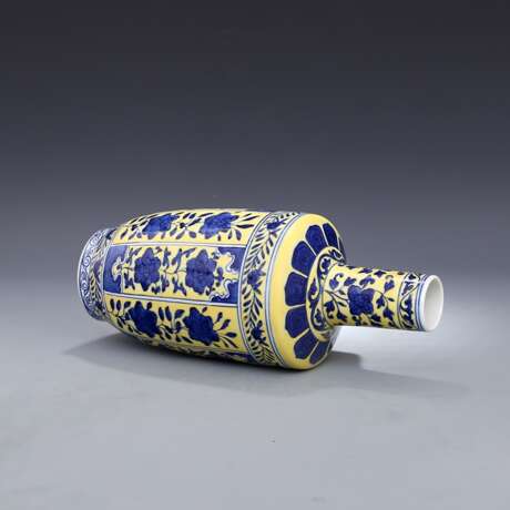 Qing Dynasty Hand Painted Blue and white vase - фото 4