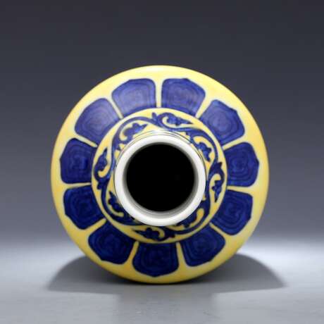 Qing Dynasty Hand Painted Blue and white vase - фото 6