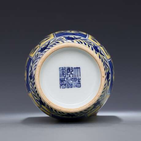 Qing Dynasty Hand Painted Blue and white vase - фото 8