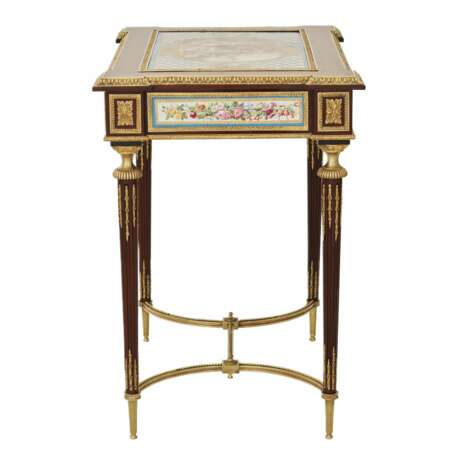 MAGNIFIQUE PETITE TABLE DE DAME AVEC PANNEAUX EN PORCELAINE DANS LE STYLE D’ADAM WEISWEILER FRANCE DEUXIÈME MOITIÉ DU XIXe SIÈCLE Porcelain Hand Painted Gilding Napoleon III 19th century - Foto 5 MAGNIFIQUE PETITE TABLE DE DAME AVEC PANNEAUX EN PORCELAINE DANS LE STYLE D’ADAM WEISWEILER FRANCE DEUXIÈME MOITIÉ DU XIXe SIÈCLE Porcelain Hand Painted Gilding Napoleon III 19th century - Foto 5