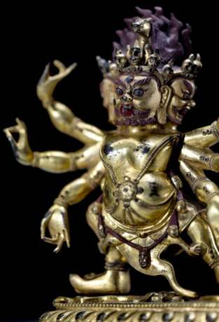 18th century Tibetan copper gilt six-armed black sky Buddha statue - Foto 2